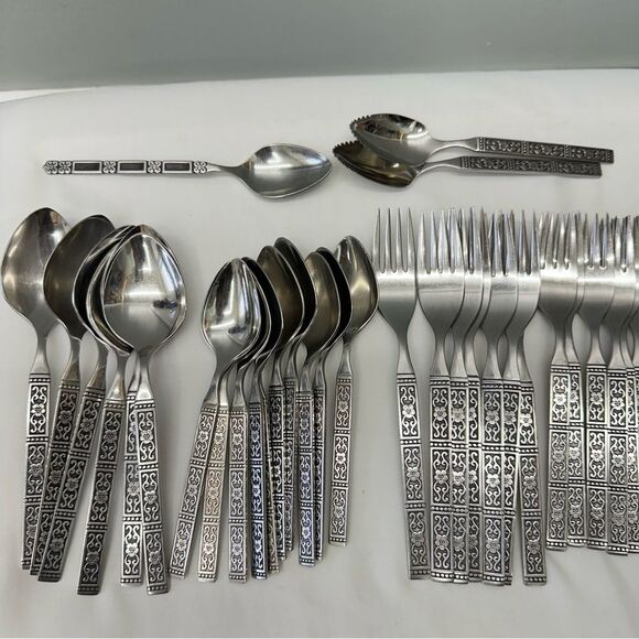 Oneida Isabella stainless silverware set of 41. Knives small large forks spoons - Picture 4 of 10